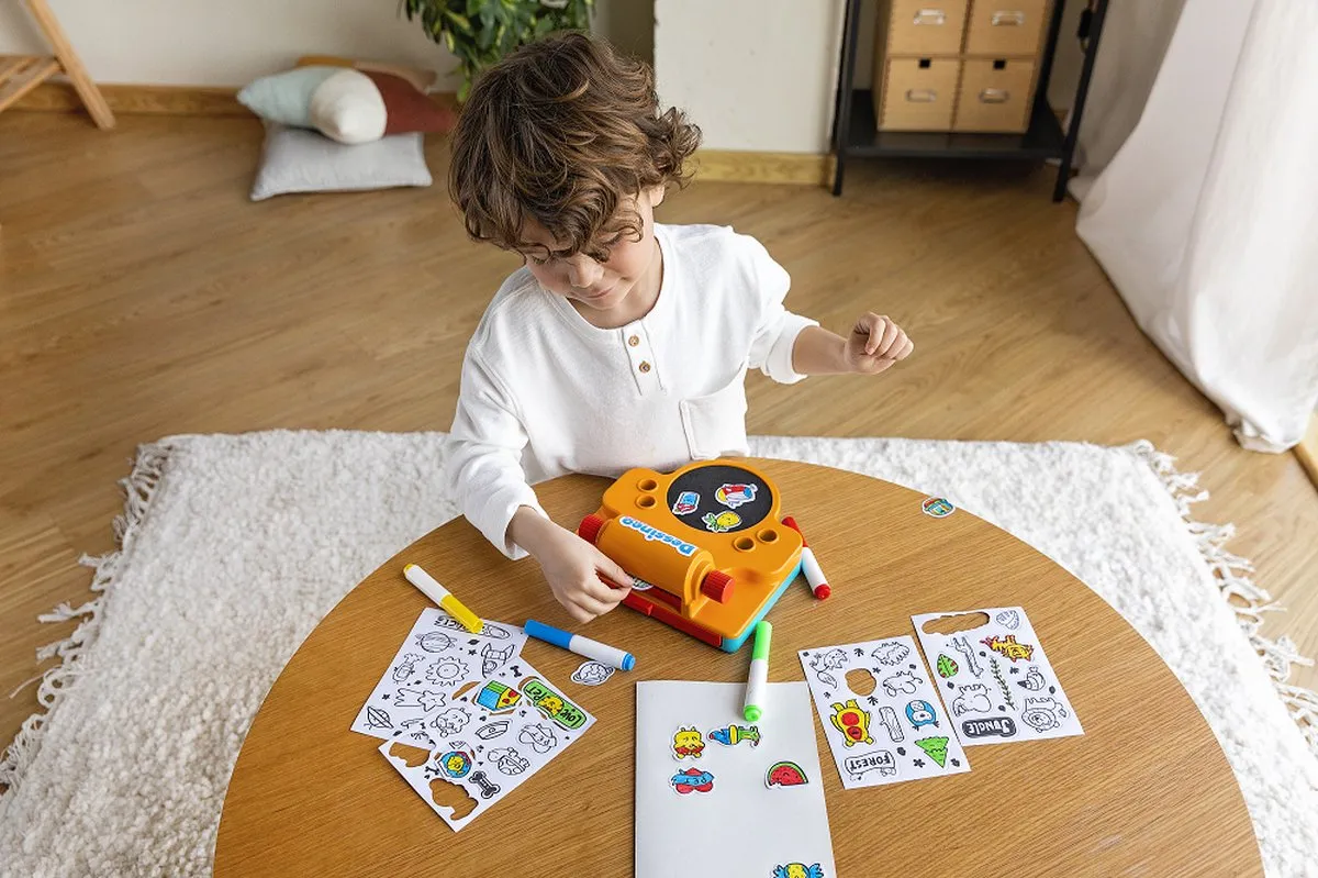 Jumbo Dessineo Sticker Studio - Stickerset met 24 vellen & 4 stiften