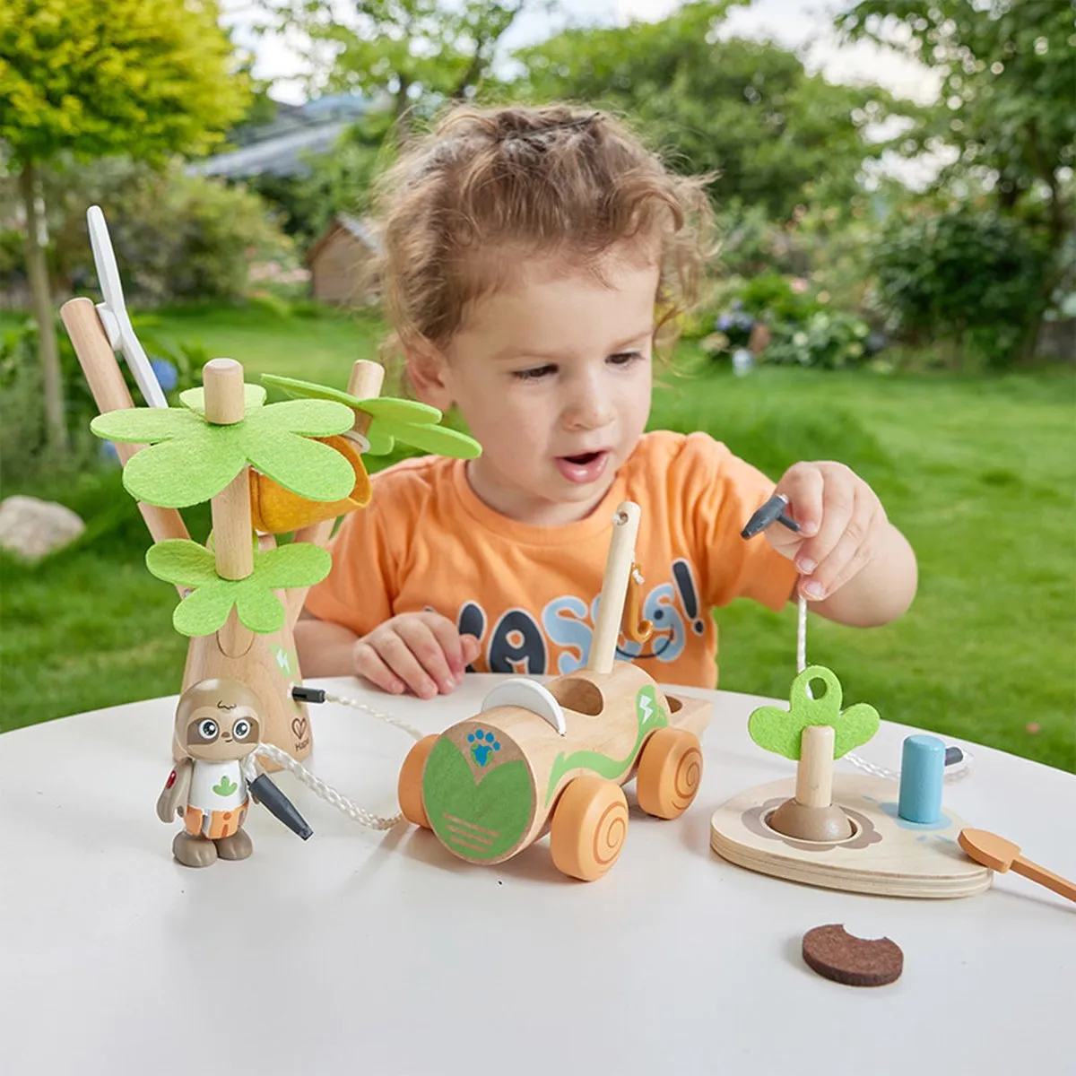 Hape Boomplantauto - Poppenhuispop - 5 Meubels 1 Pop - Veelkleurig