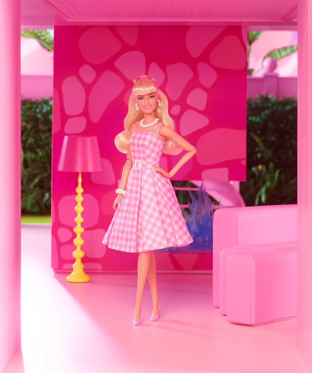 Barbie The Movie Pop Margot Robbie - Roze-wit geruite jurk 33cm MATTHPJ96