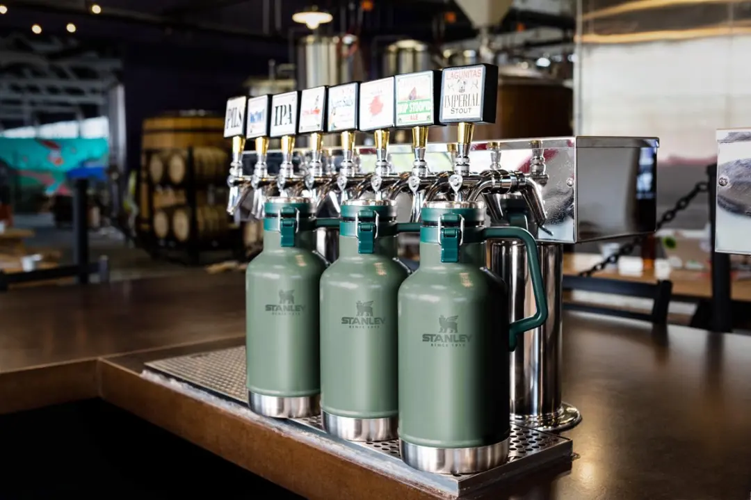 Stanley Classic Easy-Pour Growler 1.9L - Hammertone Green - afbeelding 2 van 6