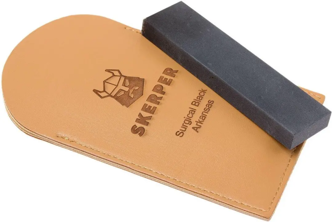 Skerper Arkansas Pocketslijpsteen NAPO30 Surgical Black Arkansas in Leren Opberg