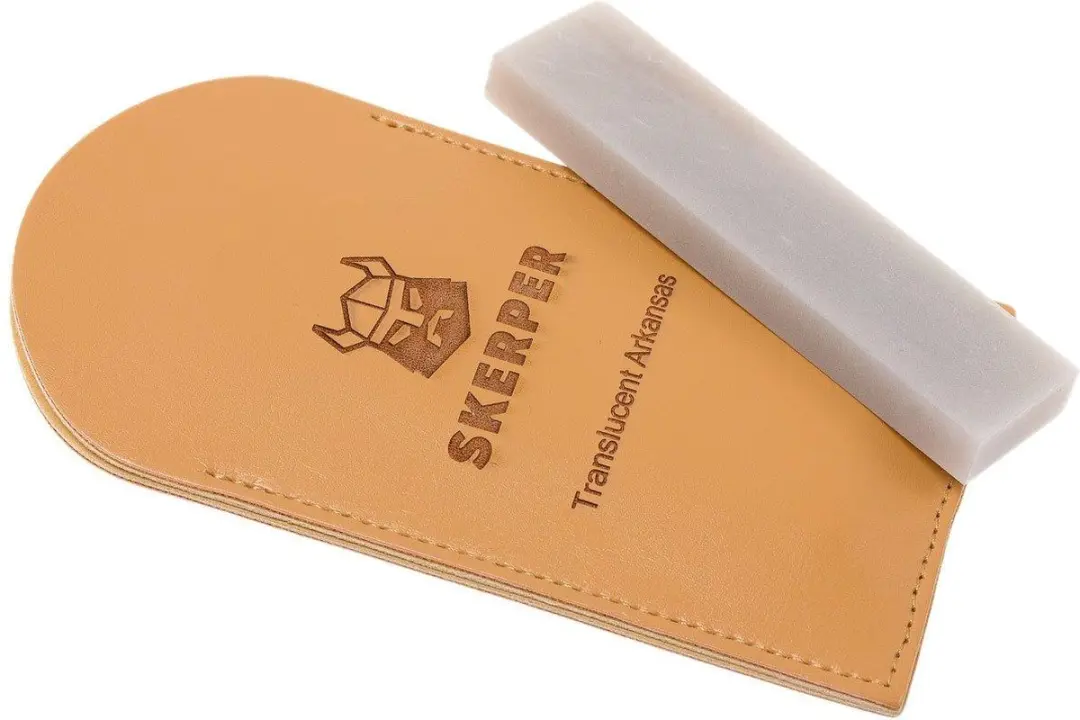 Skerper Arkansas Pocketslijpsteen NAPO40 Translucent Arkansas in Leren Opberghoe