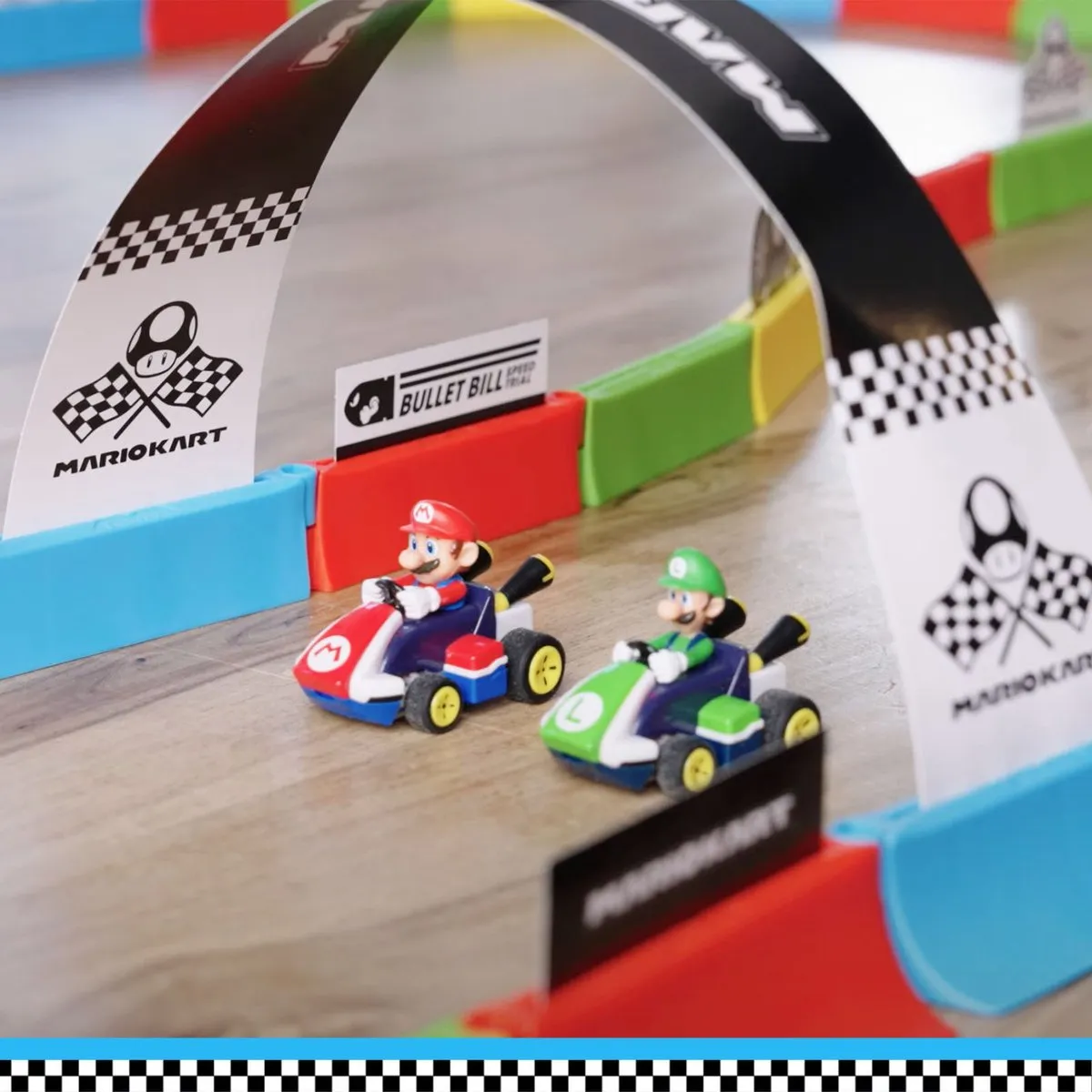 Carrera Mini Mario Kart Tabletop Racing Set - 2 Auto's 2,4 GHz 5 km/u
