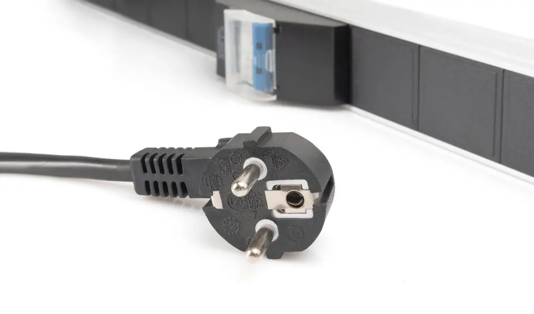 Digitus A-19-STRIP42-1 Powerstrip - 9 AC-uitgangen - Grijs