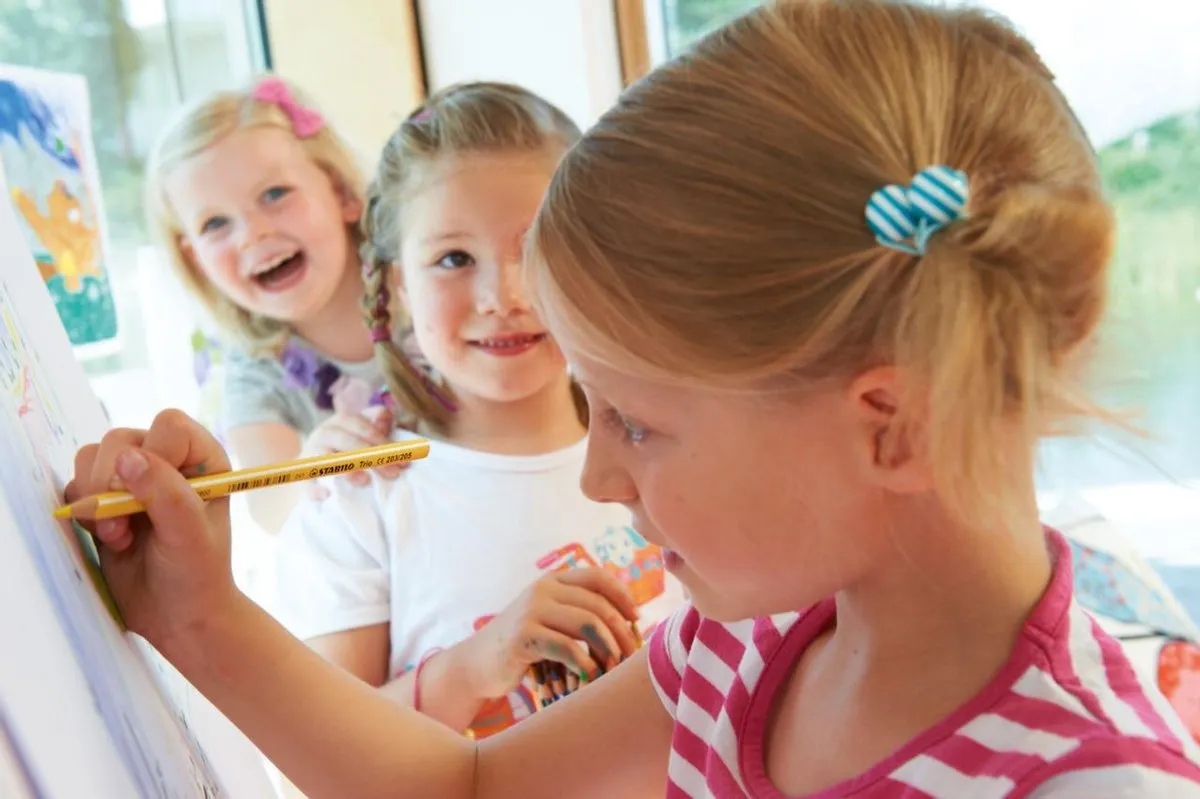 STABILO Trio Thick - Ergonomisch Kleurpotlood - Met Extra Dikke Kern 4,2 mm - Etui Met 18 Kleuren