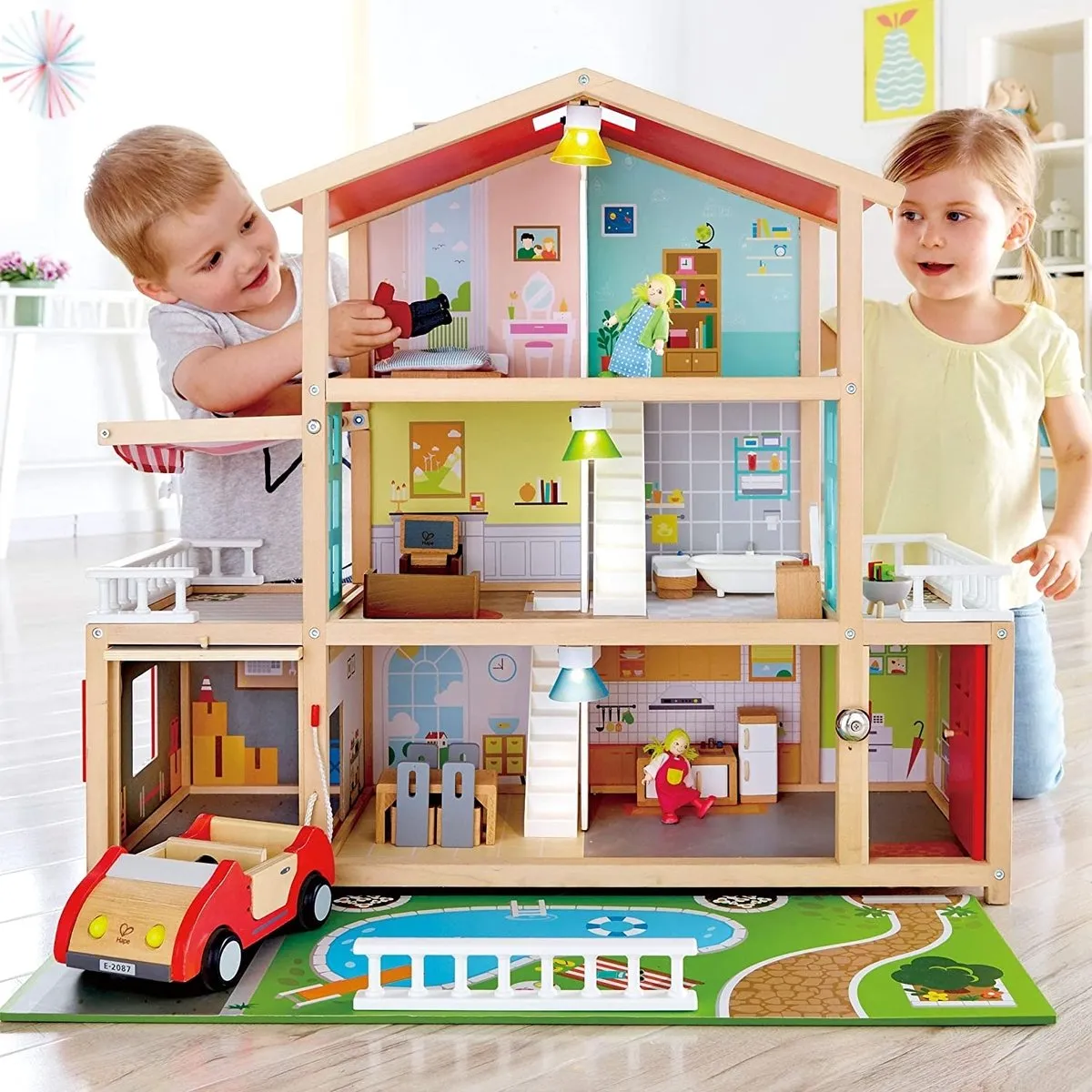 Hape Family Mansion Poppenhuis - 7 Meubels 4 Poppen - 3x AAA