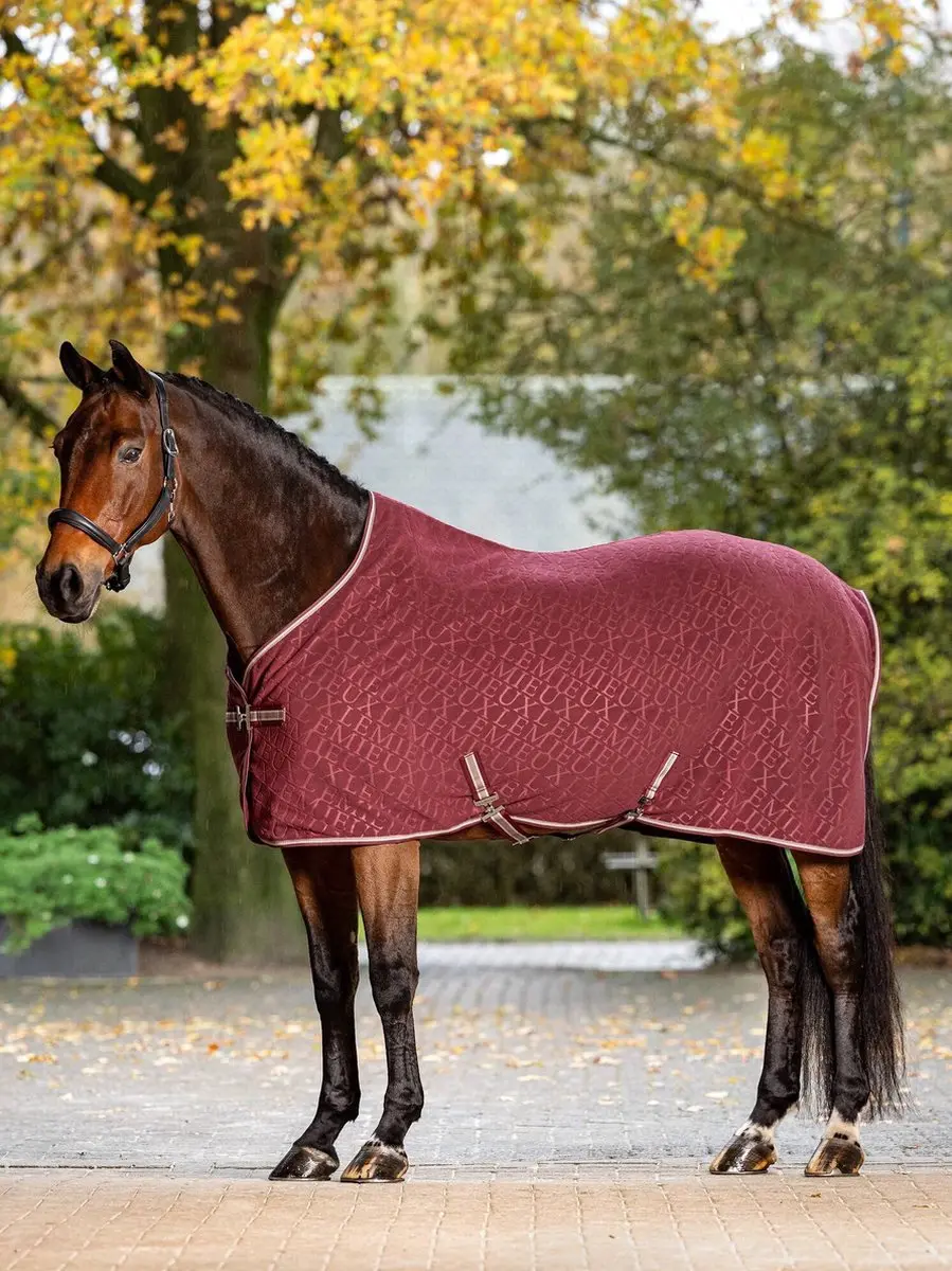LeMieux Arika Monogram Fleece Paardendeken 195 Burgundy