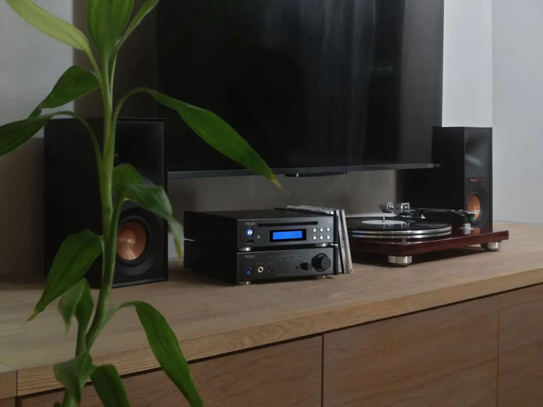 TEAC AI-303 Compacte Stereo Versterker - 100W - Zwart