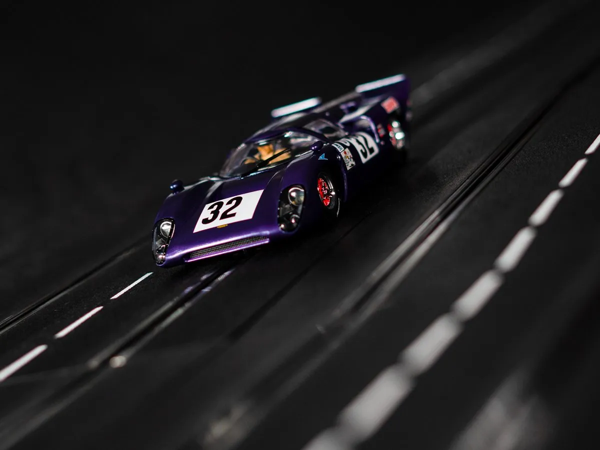 Carrera Digital 124 Lola T70 MKIIIb No.32 - Multi