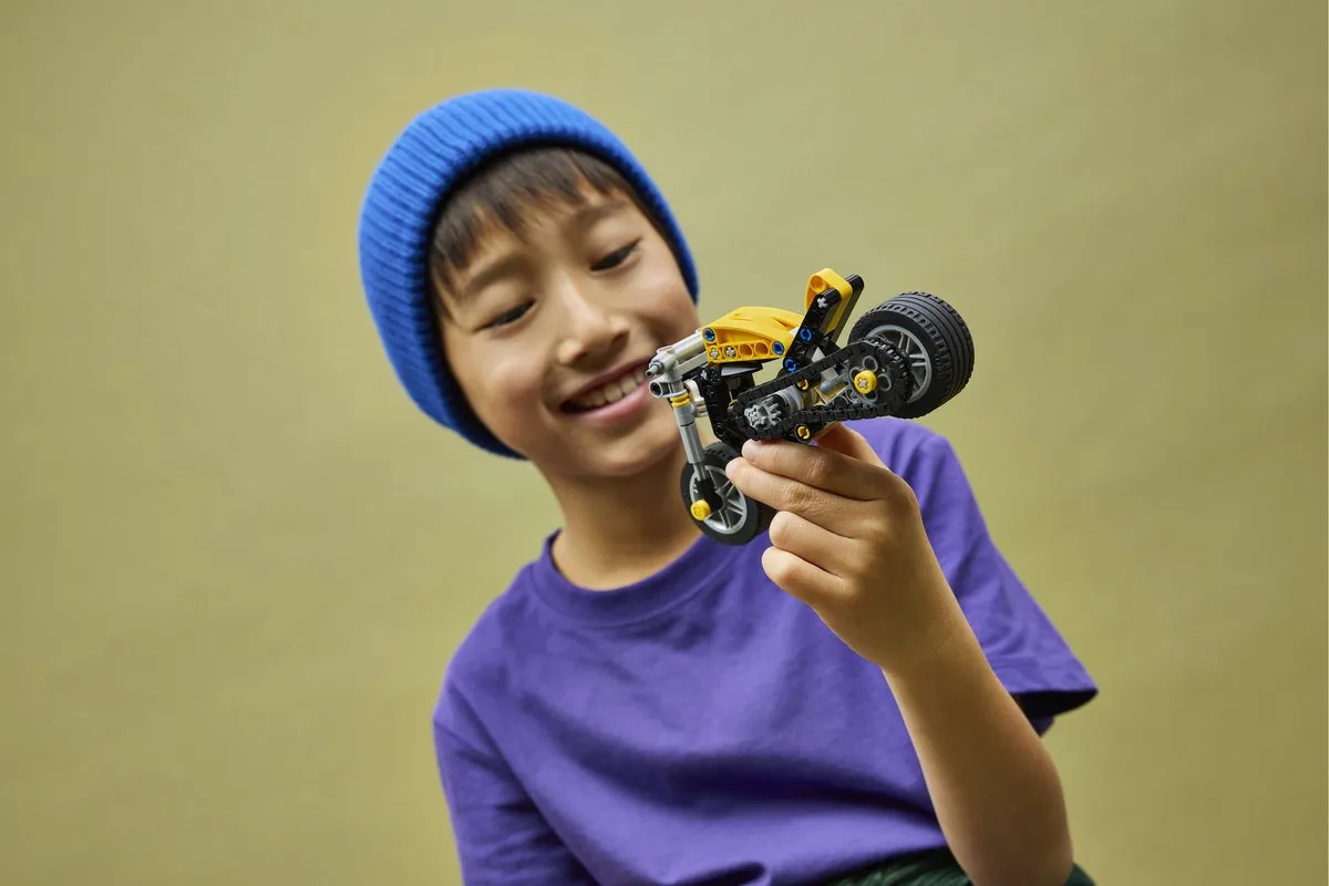 LEGO Technic Gele Motor 42225 - 151 Stukken