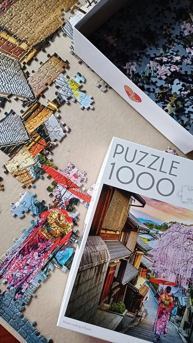 Tactic Woman Walking in Kyoto Puzzle 1000 Stuks - Meerkleurig