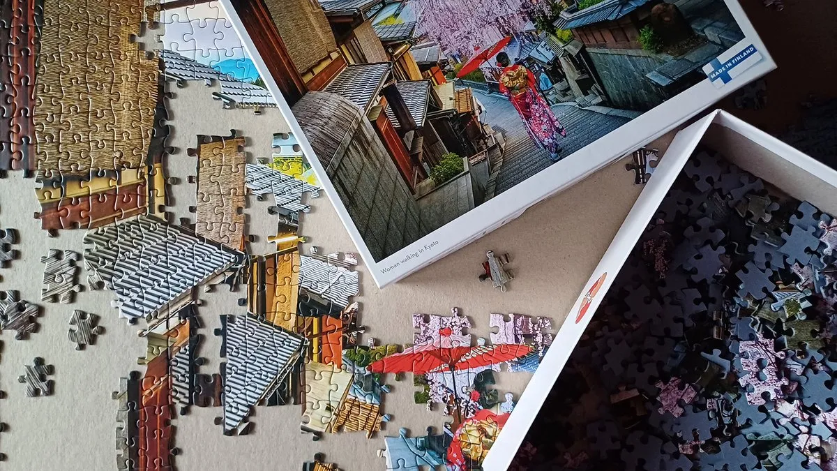 Tactic Woman Walking in Kyoto Puzzle 1000 Stuks - Meerkleurig