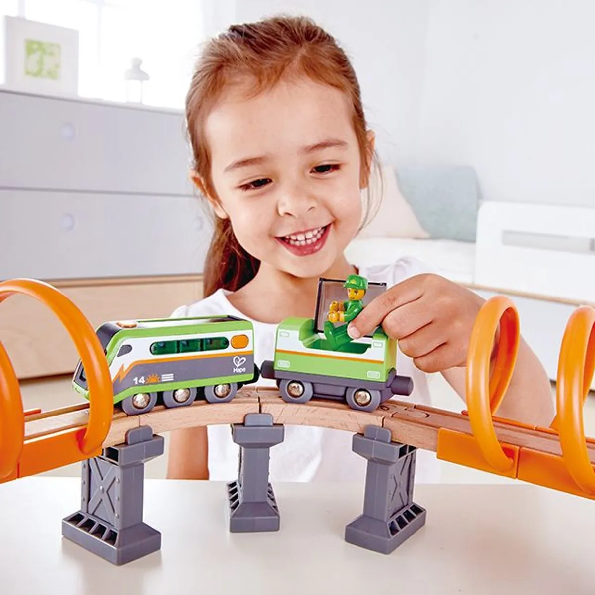 Hape Nacht-Rundfahrt E3762 Speelgoedtrein - 36 Stuks - Veelkleurig