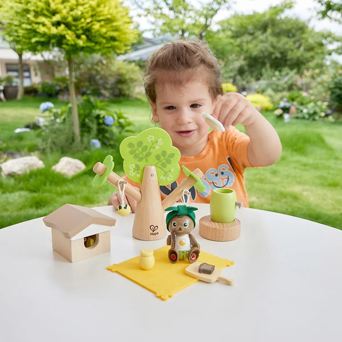 Hape Honingbijen Picknick - Poppenhuispop met meubel