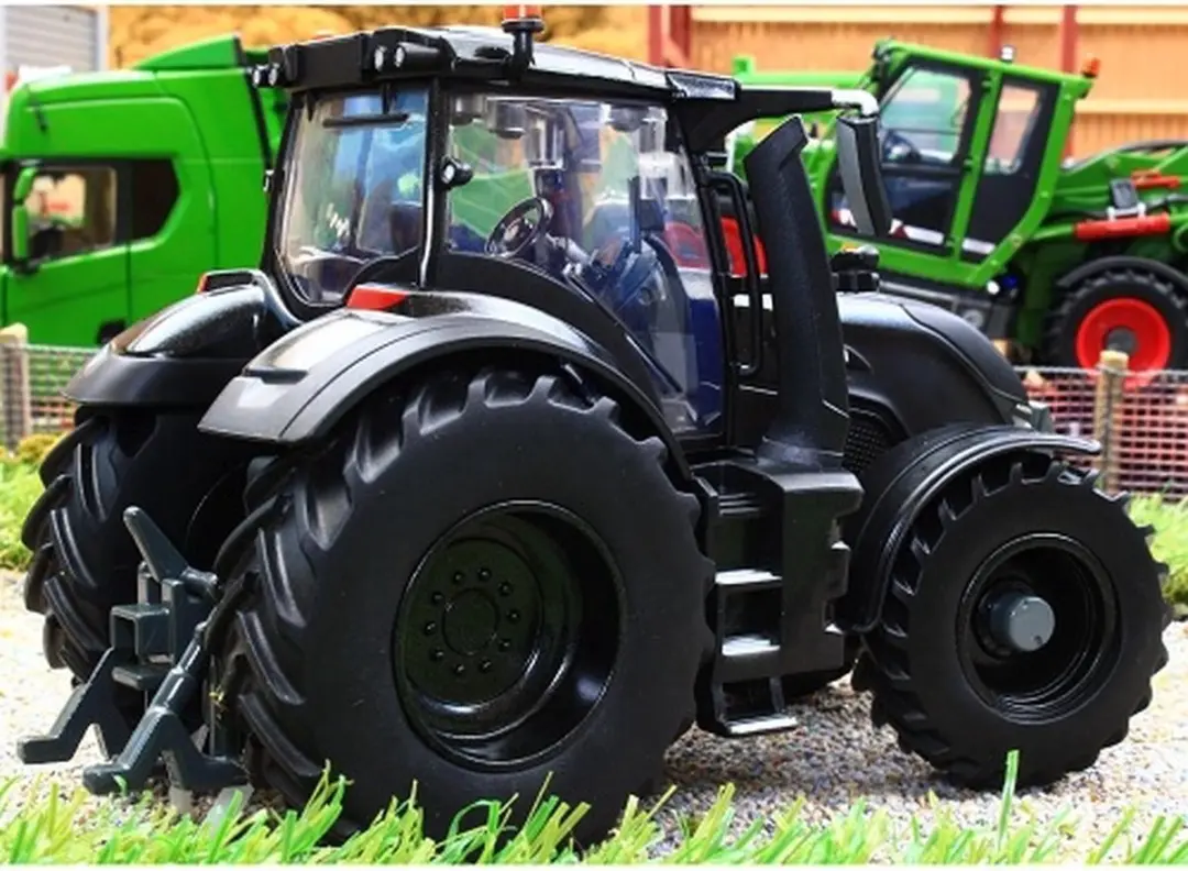 Britains Valtra Q 305 Versu Tractor 1:32 - Multikleur