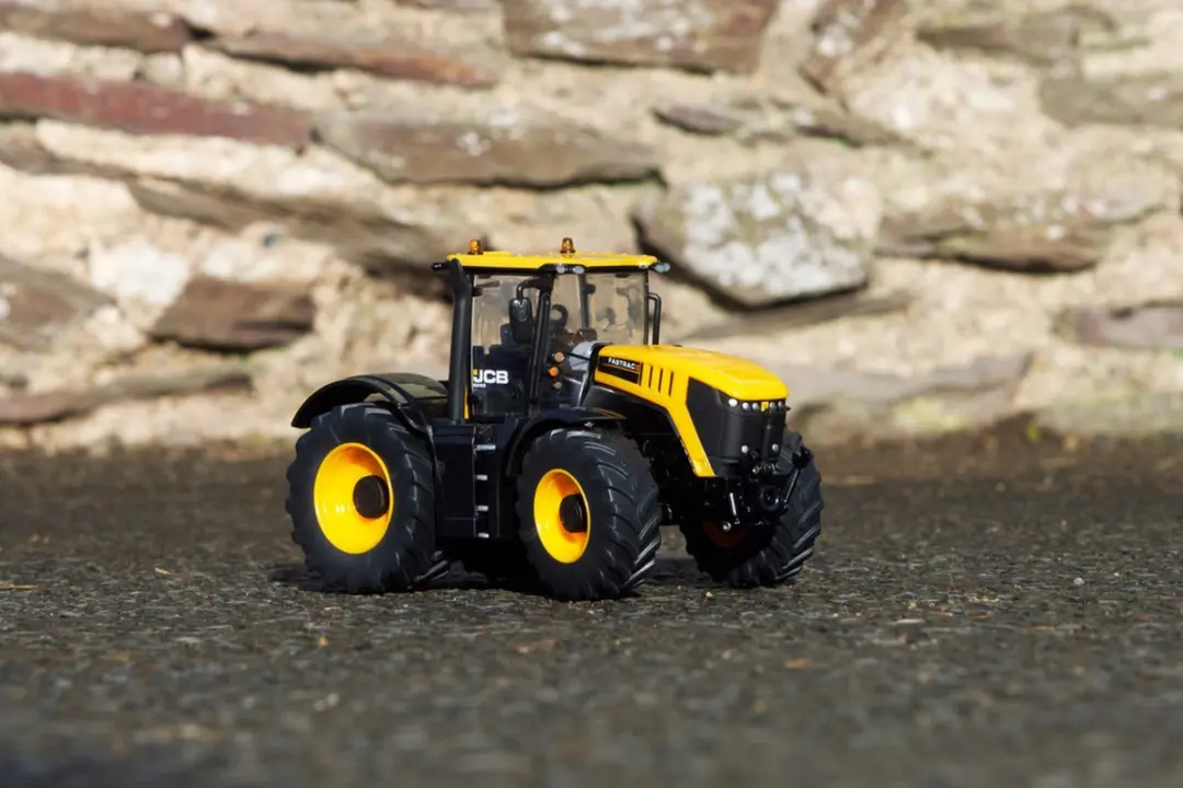 Britains JCB 8330 Fastrac 1:32 - Geel