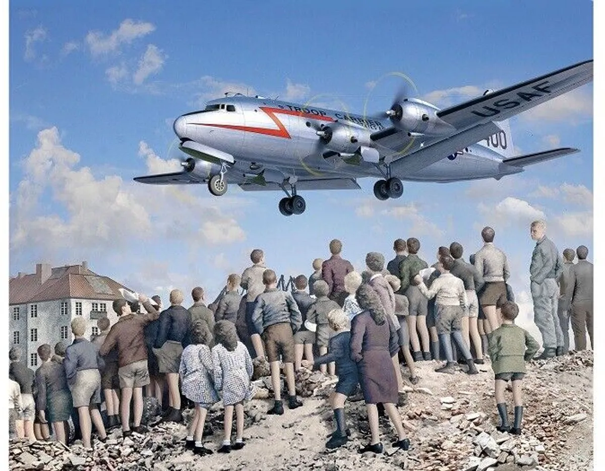 Revell 05652 Berliner Luftbrücke C-54D Skymaster - 1:72 - 352 Onderdelen