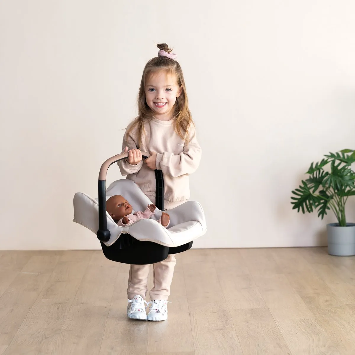 Smoby Maxi Cosi Zitje 7600240244 - Babypop tot 42cm - Beige