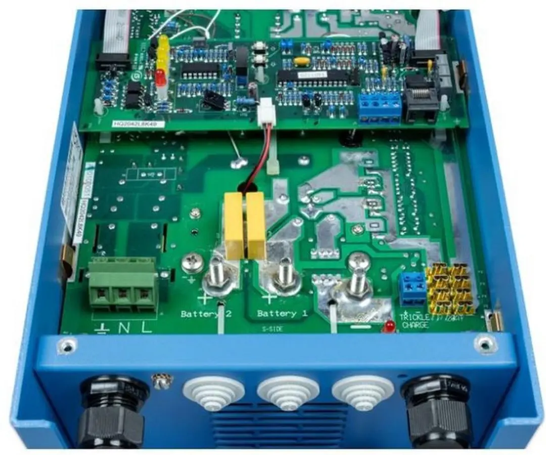 Victron Phoenix Charger 12/30 (2+1) 90-265V AC - Blauw