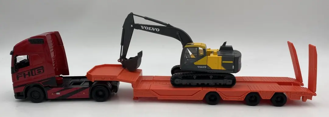 Bburago Volvo FH16 Globetrotter 750 XXL met EC220E 1:43 - Rood/Geel - afbeelding 3 van 6