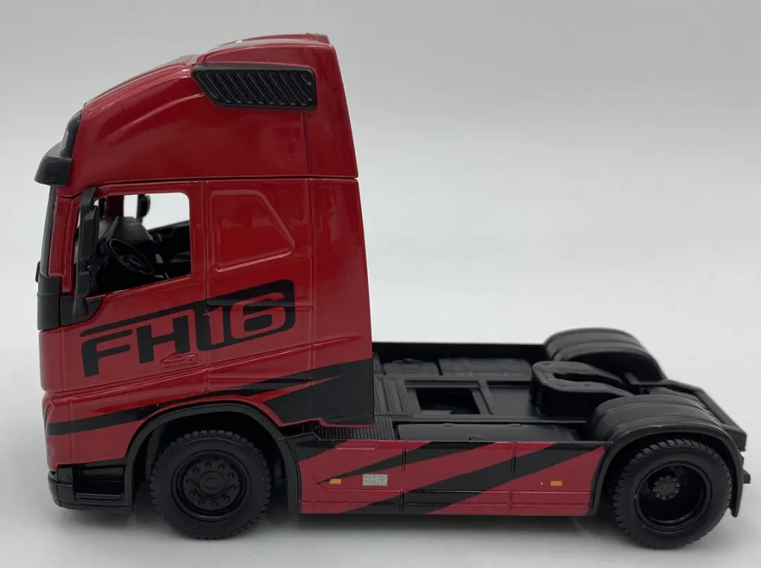 Bburago Volvo FH16 Globetrotter 750 XXL met EC220E 1:43 - Rood/Geel - afbeelding 6 van 6