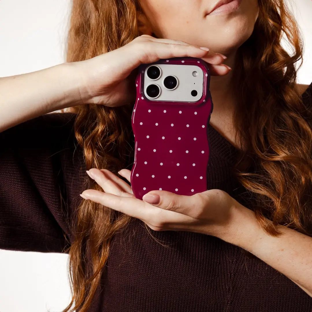 Selencia Hoesje iPhone 16 Wavy Backcover - MagSafe - Donkerrood