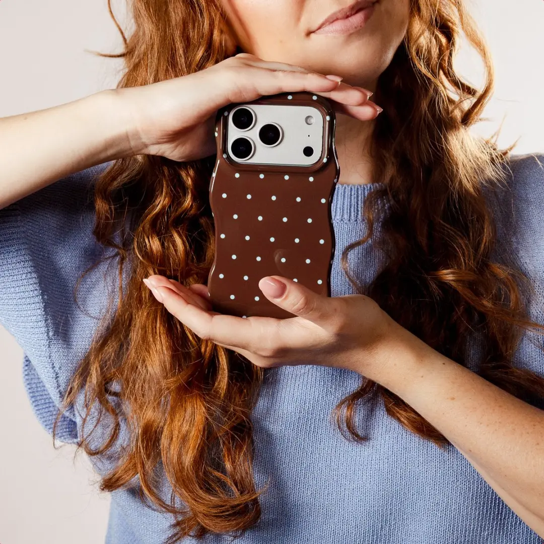 Selencia Hoesje iPhone 15 Pro Wavy Backcover - Bruin
