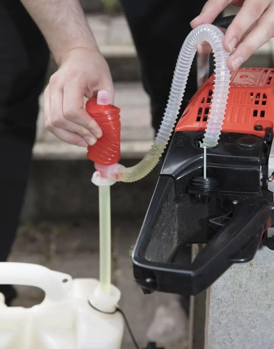 Handpomp voor het zuigen en overdragen van water, diesel, enz.