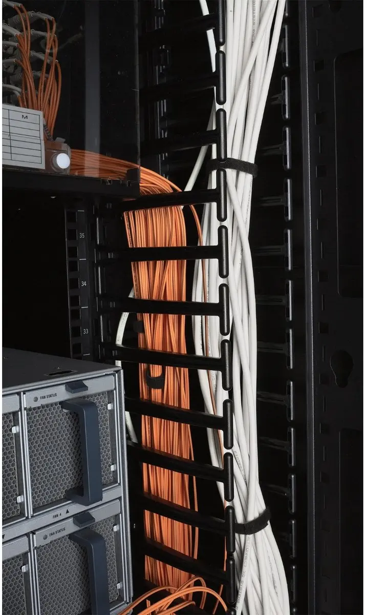 APC AR7585 Rechte Kabelgoot - Zwart