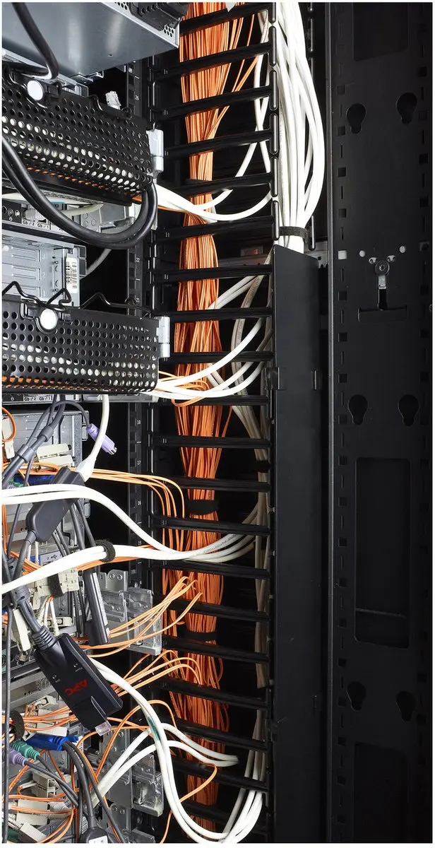 APC AR7585 Rechte Kabelgoot - Zwart