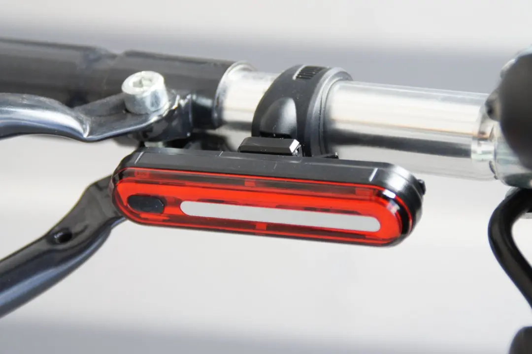 URBAN PROOF Ultra Bright USB Oplaadbaar Achterlicht - Zwart