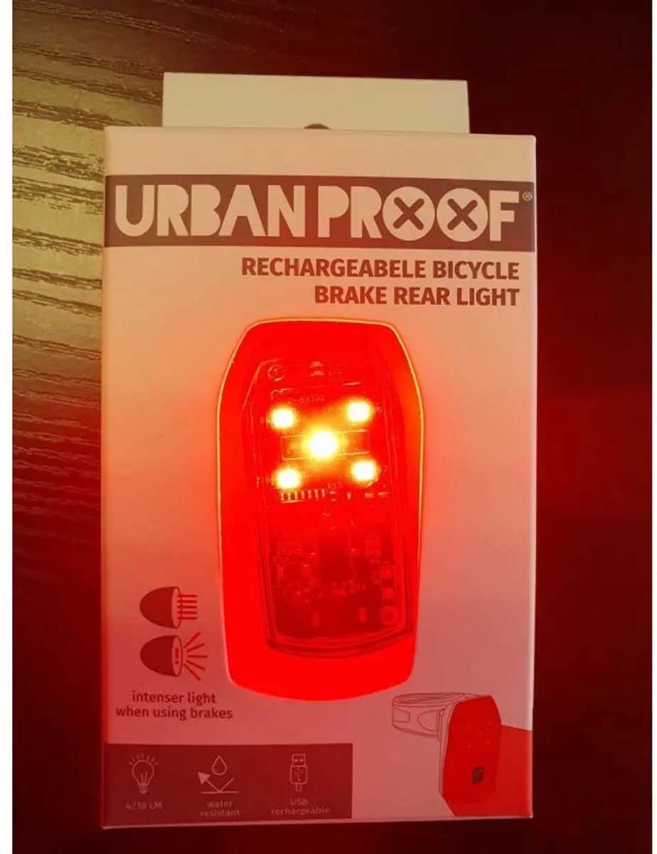 URBAN PROOF Ultra Bright USB Oplaadbaar Achterlicht - Zwart