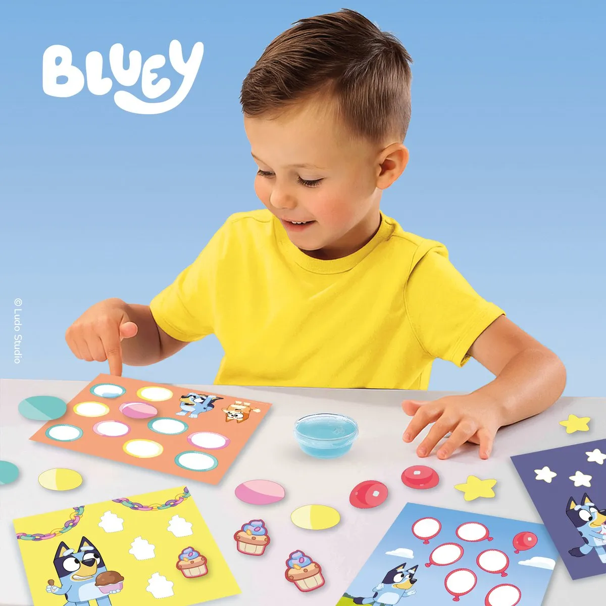 SES Creative Bluey Vormen Plakken met Vingerlijm - 6 Plakkaarten + Figuurtjes