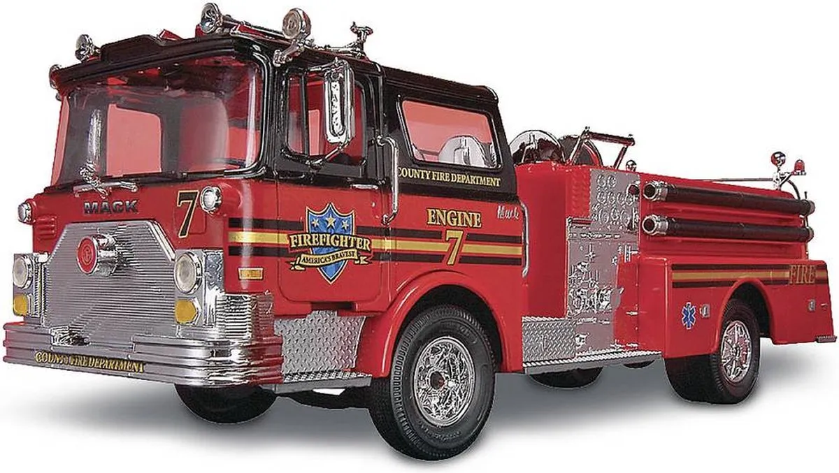Revell 11225 Mack Fire Pumper Truck Modelbouwpakket 1:32 - Multi