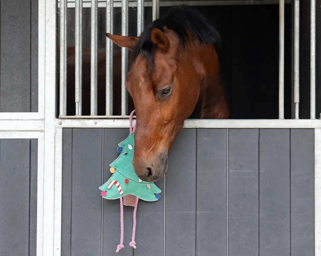 QHP Stal Maatje Kerstboom Paardenspeelgoed - Groen
