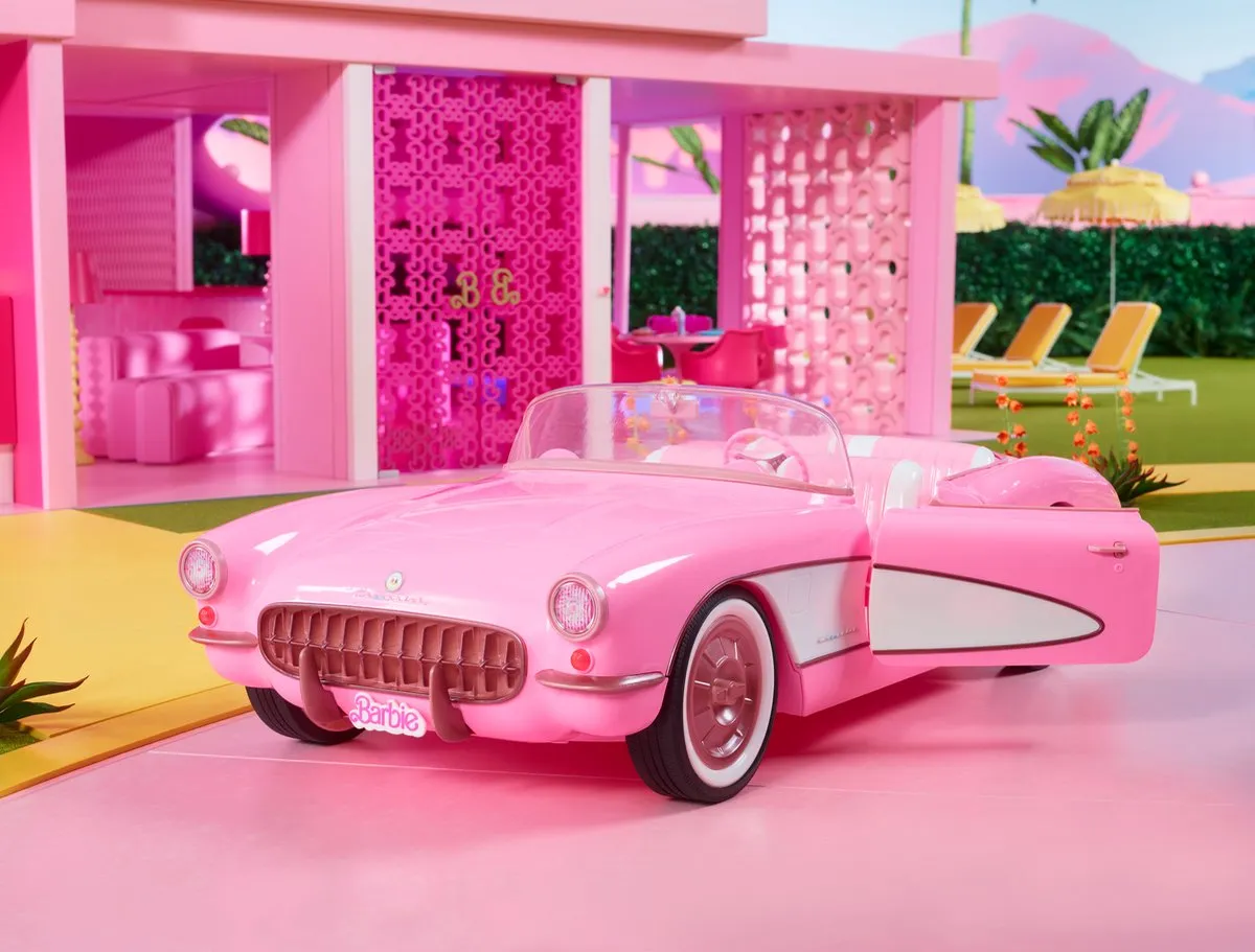 Barbie The Movie Roze Corvette Convertible HPK02