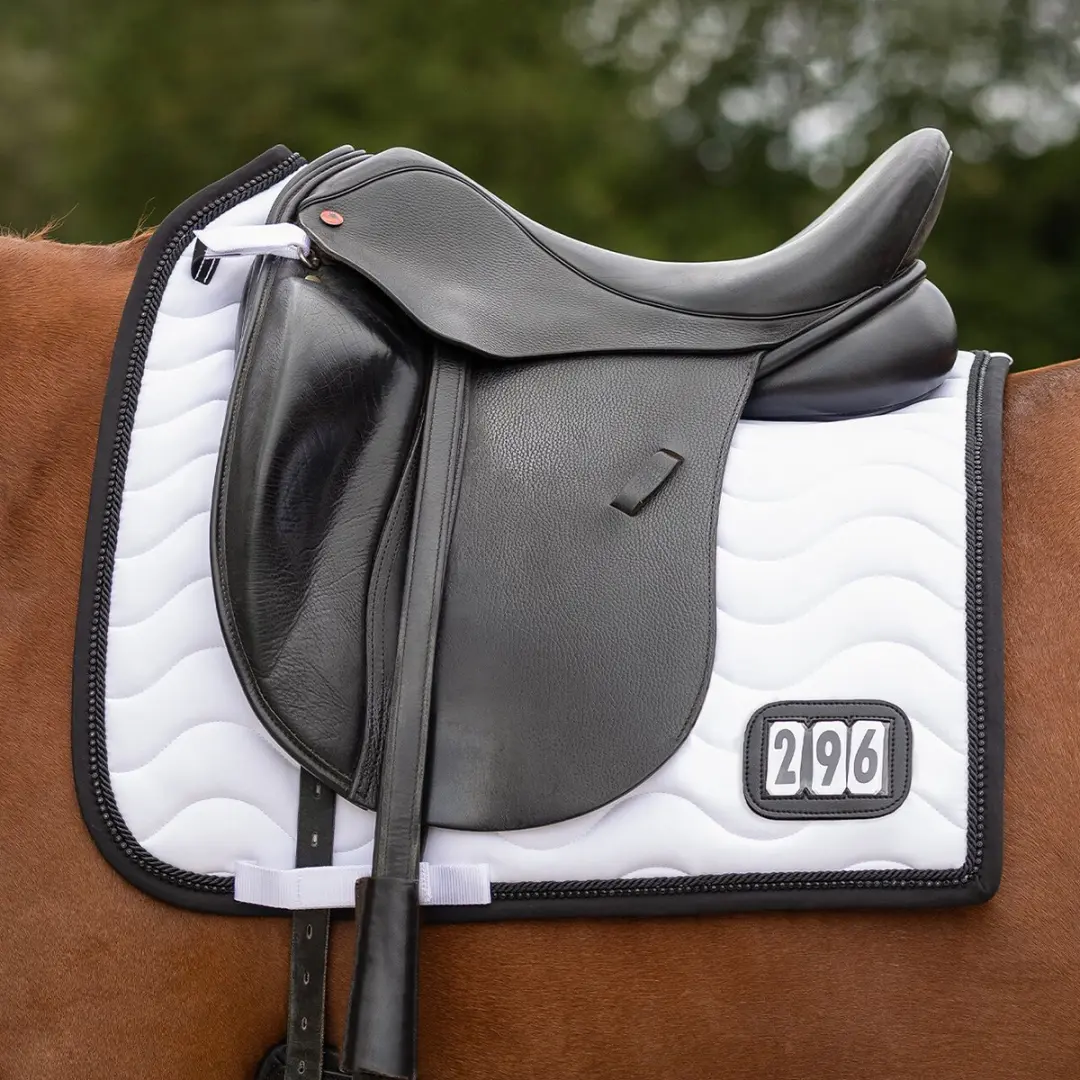 Qhp Zadeldek Qhp Nummer Dressuur Wit-zwart