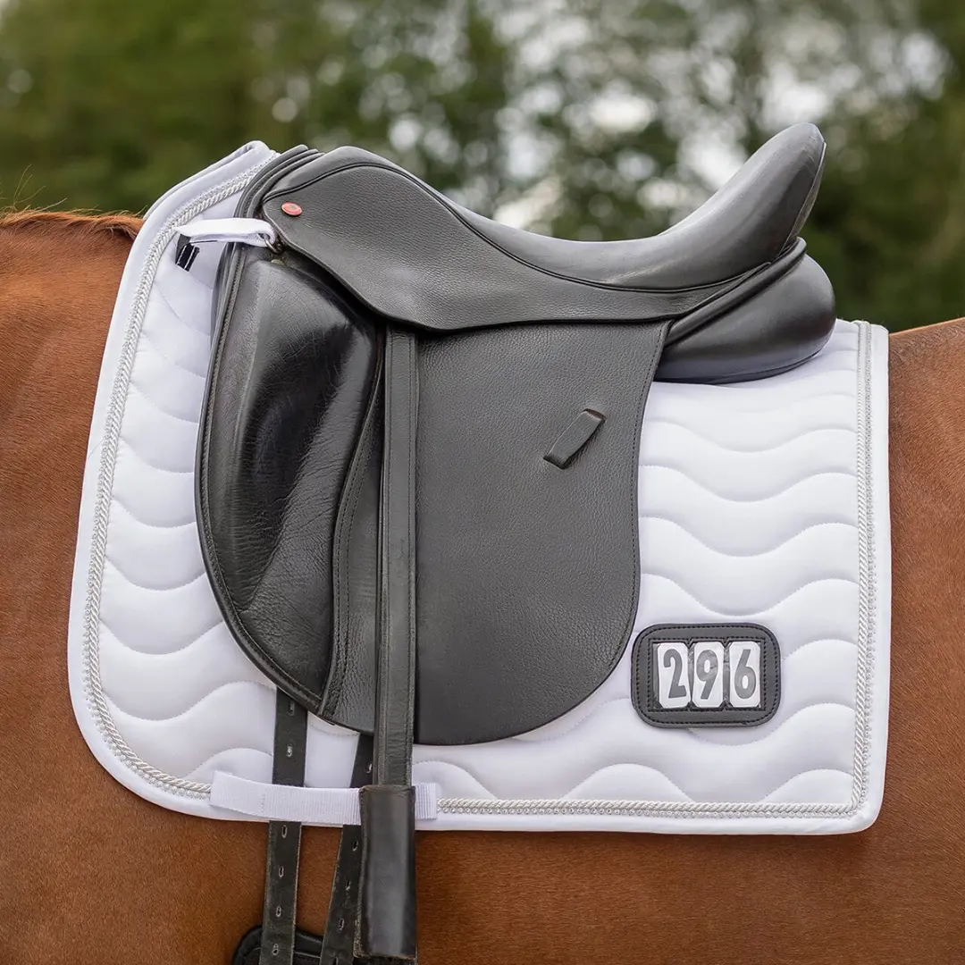 Qhp Zadeldek Qhp Nummer Dressuur Wit
