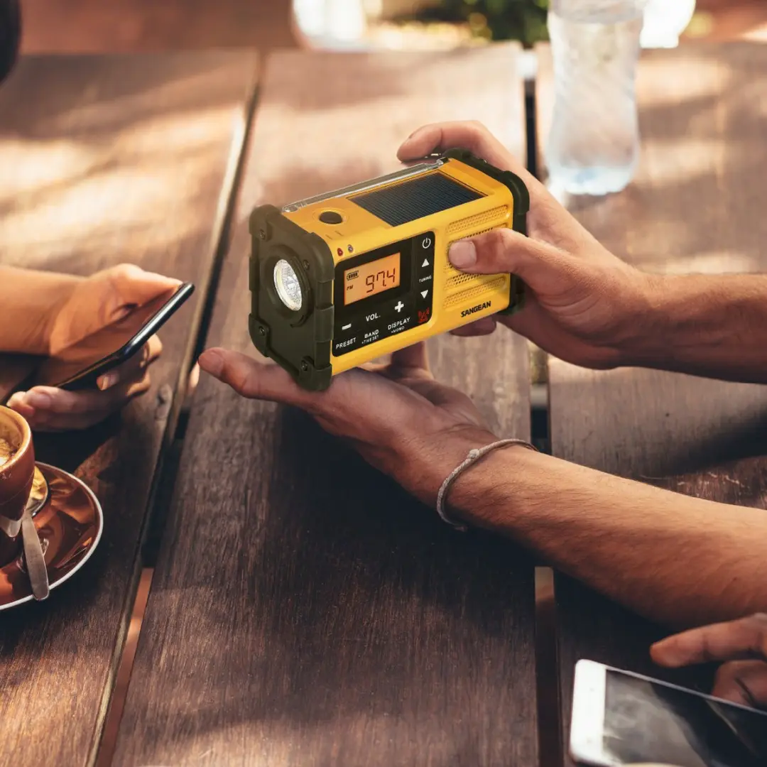 Sangean MMR-88 Outdoorradio - VHF/FM, Accu, Zonnepaneel, Zaklamp - Zwart/Geel - afbeelding 2 van 6