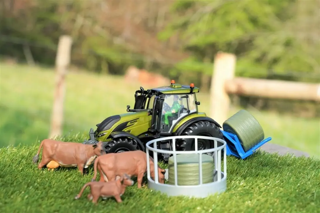 Britains Valtra 1:32 - Metallic Olive Green - afbeelding 3 van 5