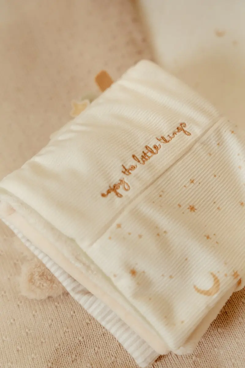 Little Dutch Newborn Naturals Activiteitenboekje - Crème - afbeelding 3 van 6
