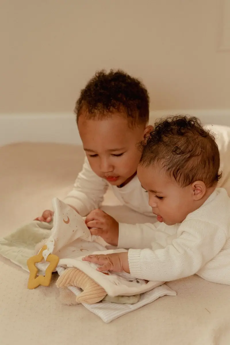 Little Dutch Newborn Naturals Activiteitenboekje - Crème - afbeelding 2 van 6