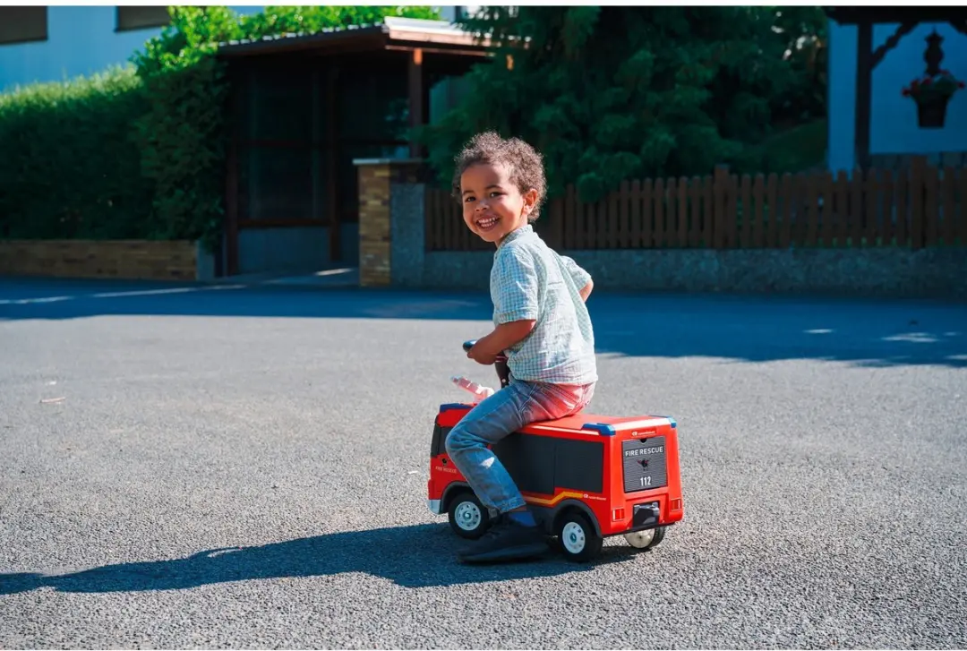 BIG Brandweerwagen Loopauto Volvo Waterspuit - 4 Wielen - Rood/Zwart/Geel/Blauw - afbeelding 5 van 6