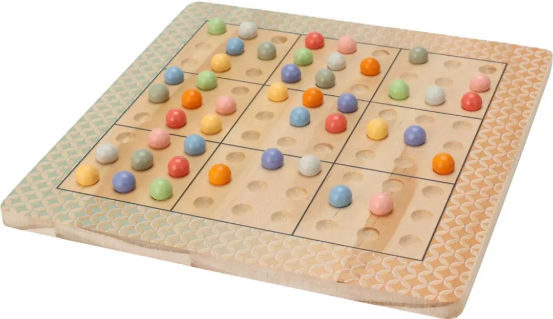 Houten bordspel sudoku denkspel met gekleurde balletjes puzzel.