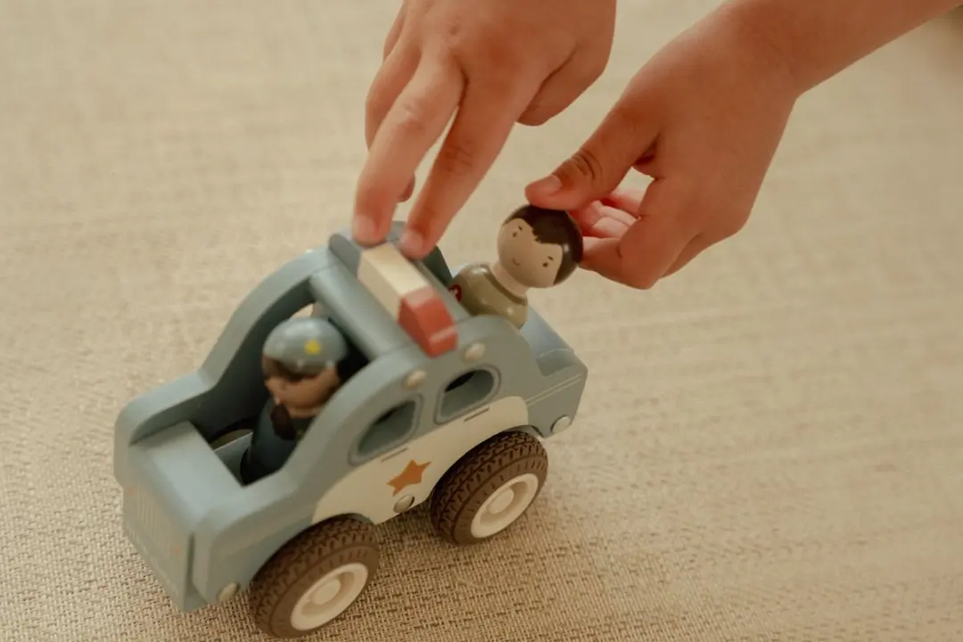 Little Dutch Politiewagen met Peg Doll - FSC - Meerkleurig - afbeelding 6 van 6