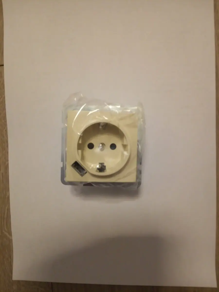 STANDARD USB WCD SCHUKO met insteekcontacten creme