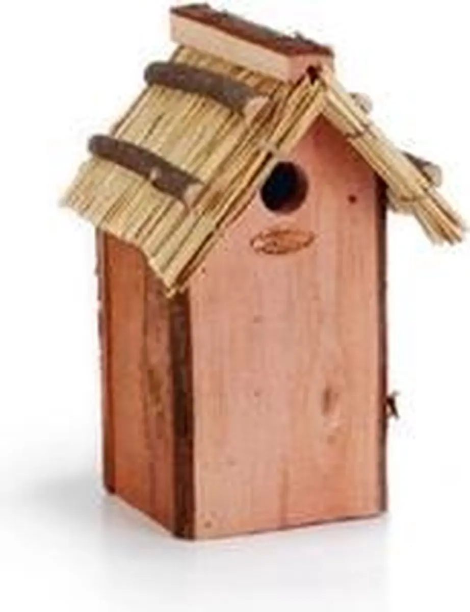 Houten winterkoning nestkast met rieten dak.