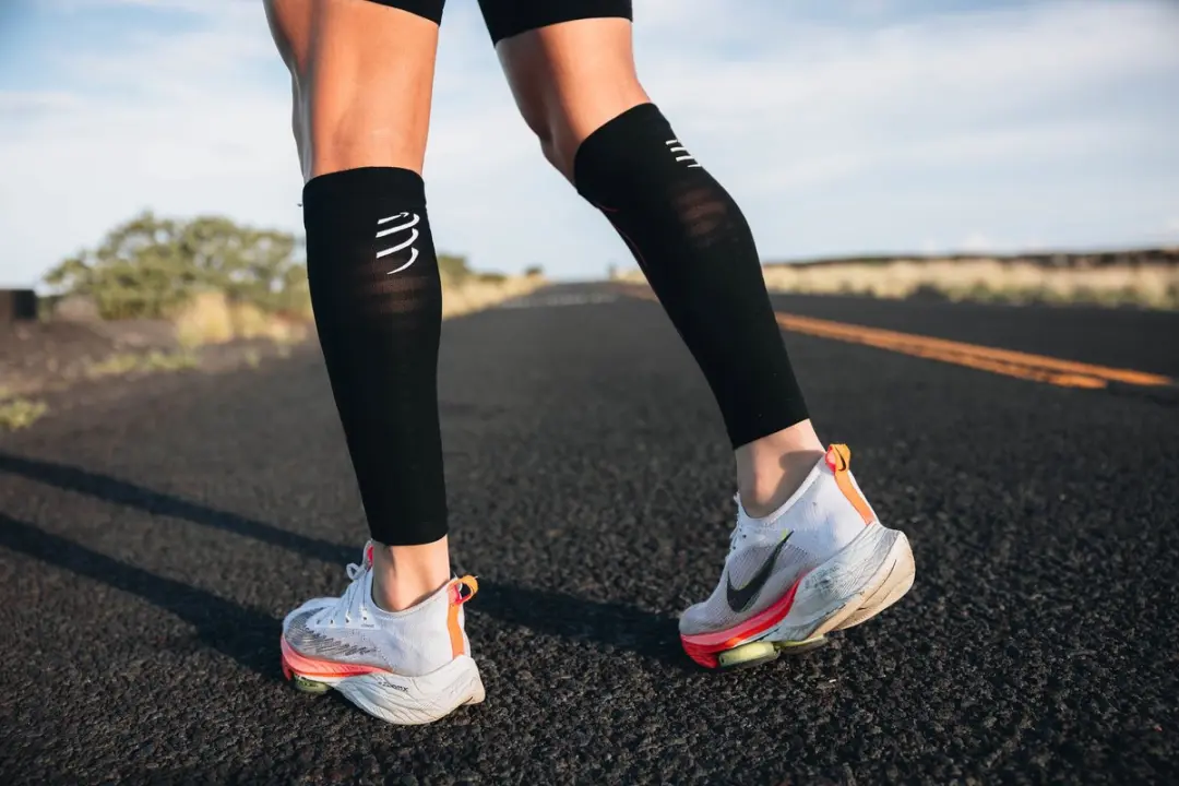 Compressport R2 Aero Compressietubes T4 - Zwart/Rood