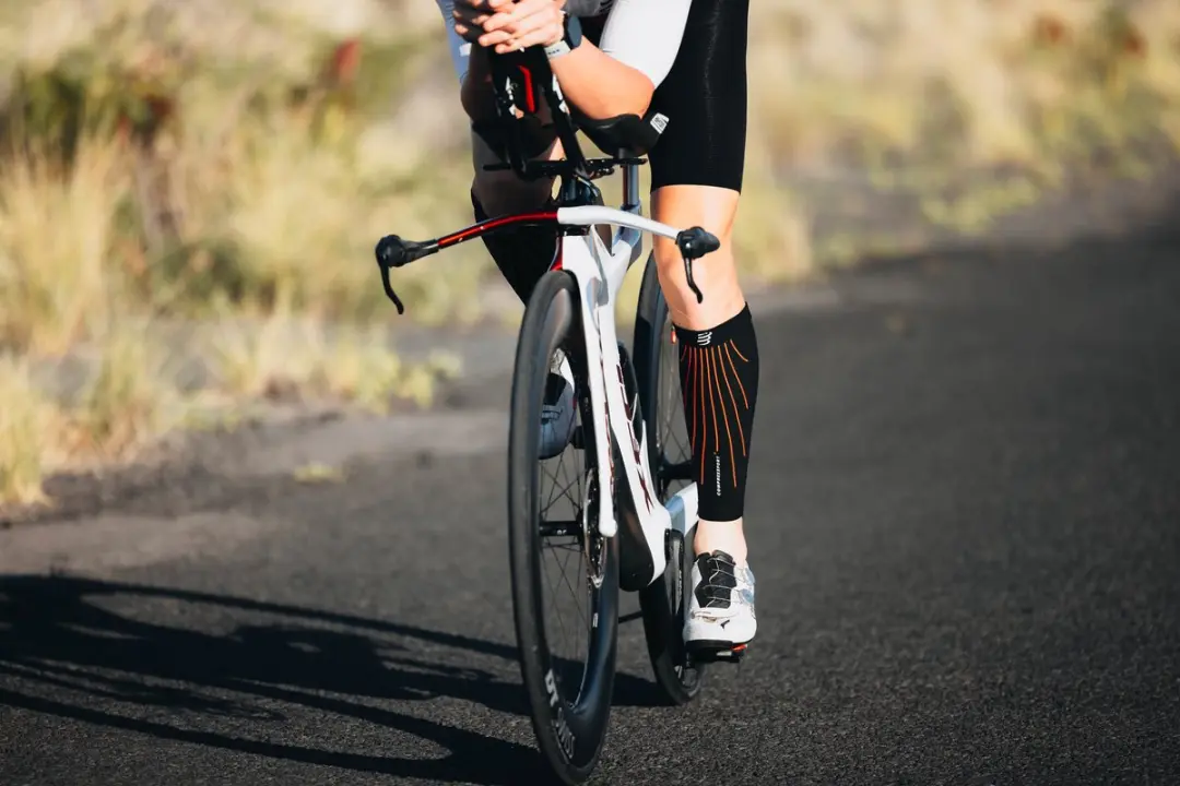 Compressport R2 Aero Compressietubes T4 - Zwart/Rood