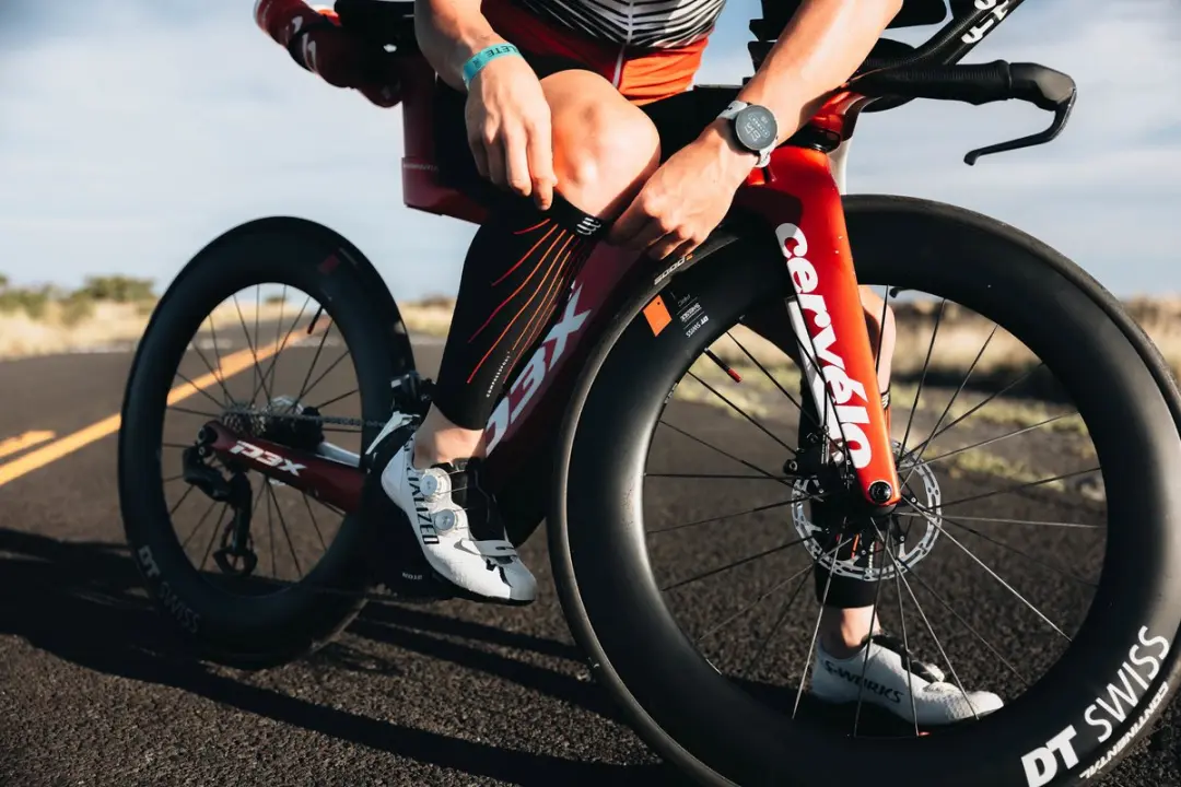Compressport R2 Aero Compressietubes T4 - Zwart/Rood